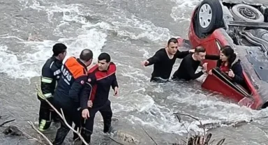 Amasya'da otomobil nehre uçtu: Anne ve kızı kurtarıldı