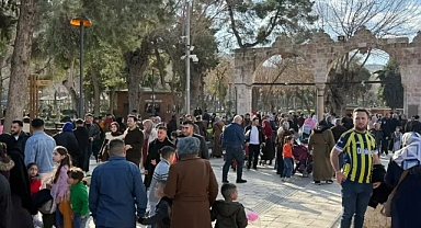 Güzel havayı fırsat bildiler! Balıklıgöl doldu taştı!