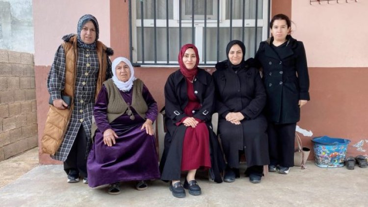 Hilvan AK Parti Kadın Kolları Kudret Teyze'yi Evinde Ziyaret Etti