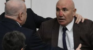 Meclis'te Kavga: CHP'li Mahmut Tanal'ın Burnu Kırıldı