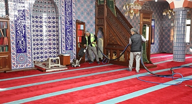 Viranşehir Belediyesi’nden Ramazan Öncesi Camilerde Hummalı Temizlik