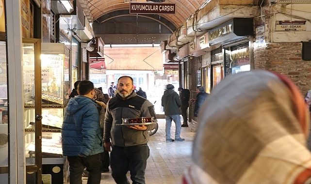 Altın fiyatlarının düşmesiyle birlikte Şanlıurfa’da kuyumcuların önü adeta dolup taştı.