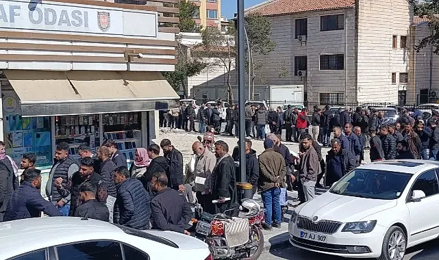 APP Plaka Panik Yaptırdı, Vatandaş Kuyruğa Girdi