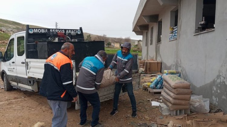 Birecik'te Fen İşleri Ekipleri Kırsalda Taziye Evi, Merkezde Yol Onarımı Yapıyor