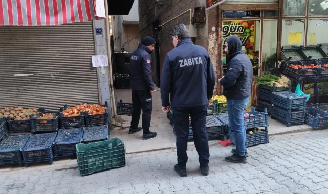 Birecik'te Zabıta Ekiplerinden Kaldırım İşgali ve Etiket Denetimi