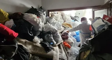 Bursa'da bir evden 4 kamyon dolusu çöp çıkarıldı