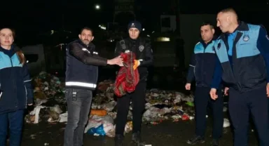 Çöpe atılan altınlar saatler süren aramayla bulundu