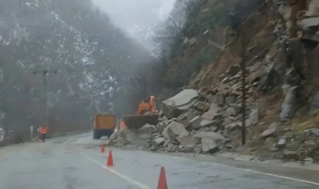 Gümüşhane-Giresun yolunda iki farklı noktada heyelan