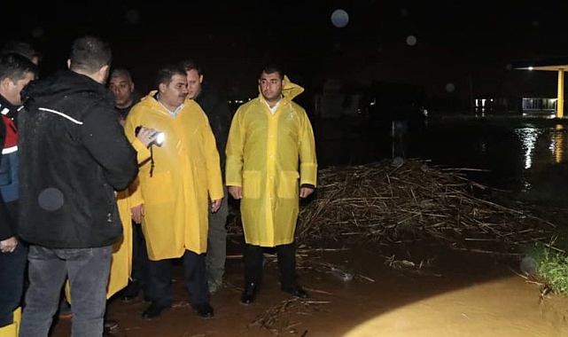 Haliiliye'yi sel vurdu! Başkan Canpolat gece boyu sahadaydı
