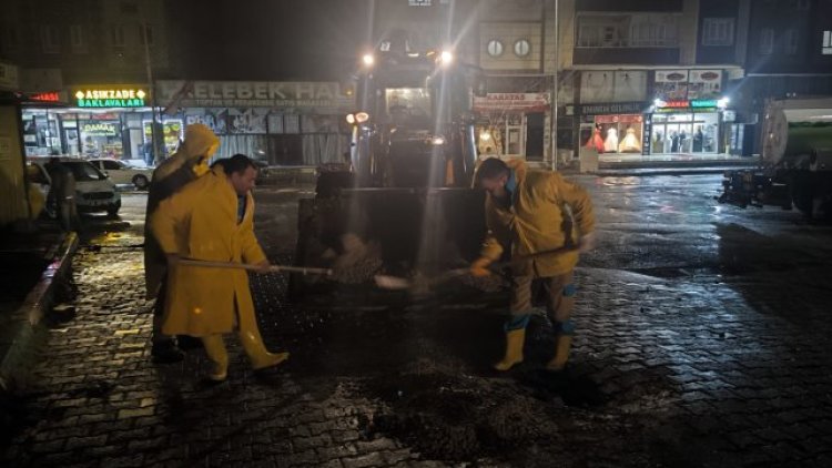 Haliliye'de Sağanak Yağış Etkili Oldu: Ekipler Mazgalları Temizliyor