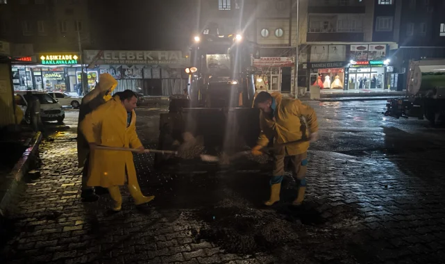 Haliliye'de Sağanak Yağış Etkili Oldu: Ekipler Mazgalları Temizliyor