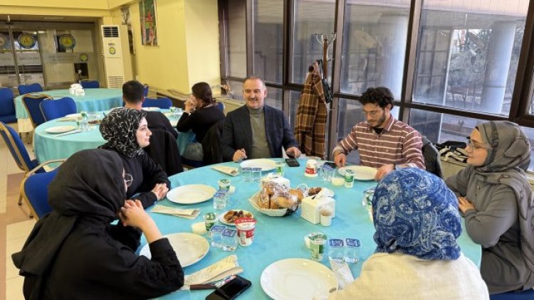 Harran Üniversitesi'nde Rektör Güllüoğlu ile Öğrenciler İftar Sofrasında Buluştu