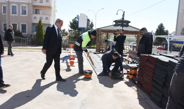 Hilvan'da Çocuk Parkları Kauçuk Zeminle Güvenli Hale Getiriliyor