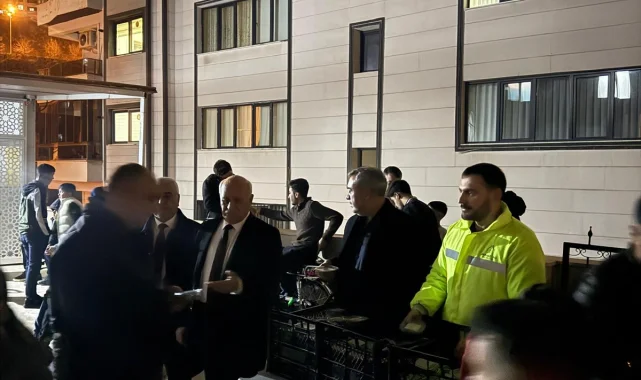 Kadir Gecesi'nde Karaköprü'de Vatandaşlara Tatlı İkramı