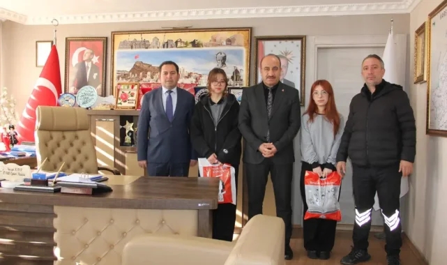 Kars'ta afiş yarışmasında dereceye giren öğrenciler ödüllendirildi