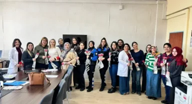 Kars'ta öğretmenlere anlamlı ziyaret: Şehit öğretmen Fatmanur Çelik anısına karanfil dağıtıldı