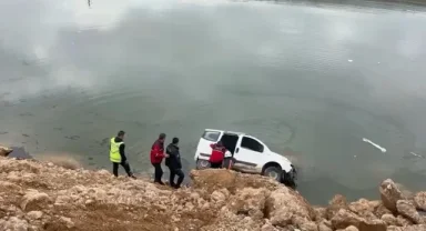Malatya'da kontrolden çıkan araç gölete düştü