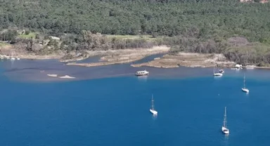 Marmaris'te deniz suyu 5 metre çekildi