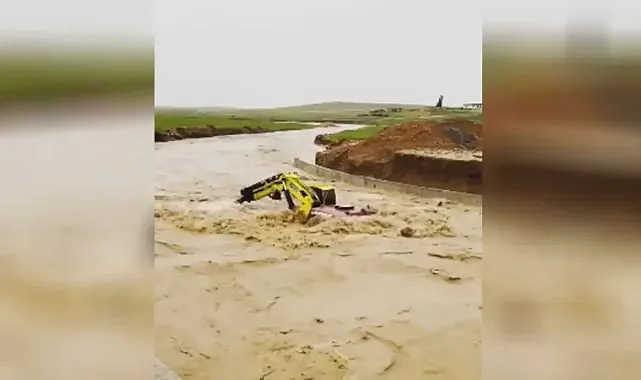 Şanlıurfa’da iş makinesi derenin ortasında kaldı!