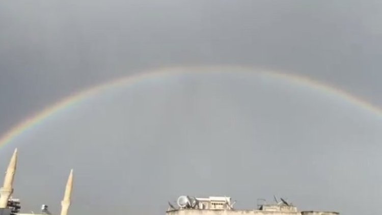 Şanlıurfa'da Bayramın İlk Günü Gökyüzü Gökkuşağıyla Renklendi