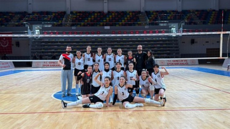 Siverek Belediyespor Kadın Voleybol Takımı'ndan Set Vermeden Galibiyet