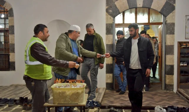 Siverek'te Kadir Gecesi'nde Vatandaşlara İkramlık Dağıtıldı