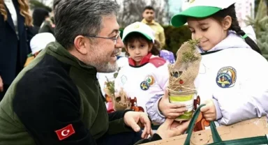 Tarım Bakanı Yumaklı çocuklarla fidan dikti