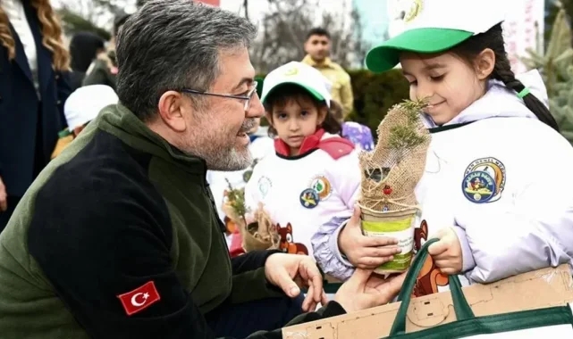 Tarım Bakanı Yumaklı çocuklarla fidan dikti