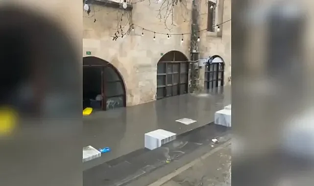 Urfa’da tarihi camiyi su bastı