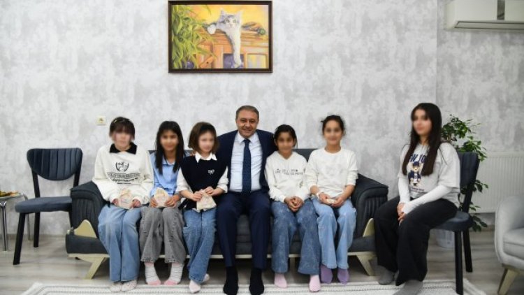 Vali Işıldak Çocuk Evi'nde Çocuklarla Bayramlaştı