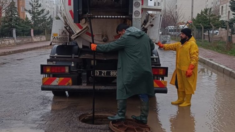 Viranşehir'de Yoğun Yağış Nedeniyle Oluşan Su Baskınlarına ŞUSKİ Ekipleri Müdahale Ediyor