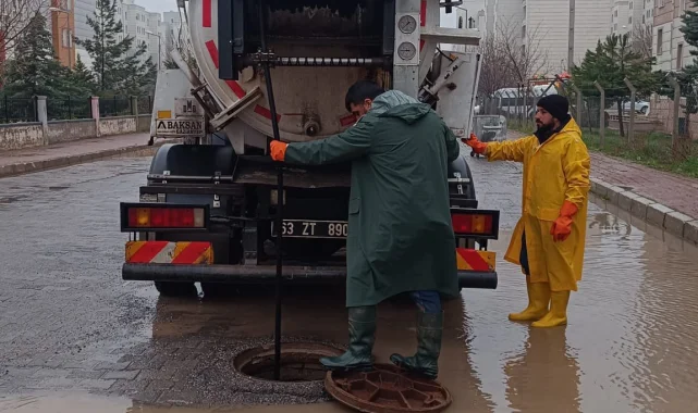 Viranşehir'de Yoğun Yağış Nedeniyle Oluşan Su Baskınlarına ŞUSKİ Ekipleri Müdahale Ediyor