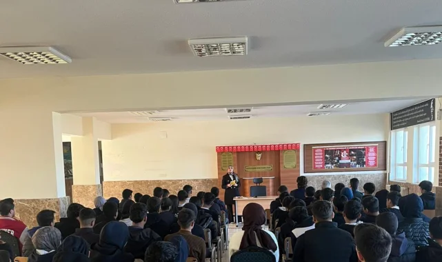 Yazar Meral Bayat, Nuri Pakdil Anadolu Lisesi Öğrencileriyle Buluştu