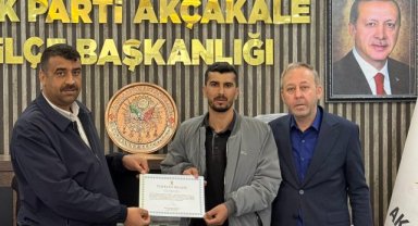 AK Parti Akçakale'de Köseören Mahalle Başkanı Özlü'ye Teşekkür Belgesi Verildi