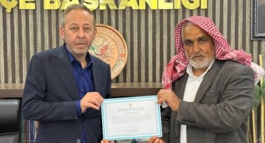 AK Parti Akçakale'de Mahalle Başkanına Teşekkür Belgesi Takdim Edildi