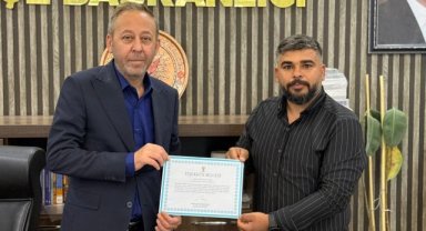 AK Parti Akçakale'de Mustafa Tanış'a Teşekkür Belgesi Verildi