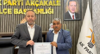 AK Parti Akçakale'de Teşekkür Belgesi Takdimi: Yalçınkaya'ya Hizmetleri İçin Teşekkür