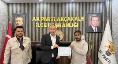 AK Parti Akçakale'de Yeni Üyeye Teşekkür Belgesi Takdim Edildi