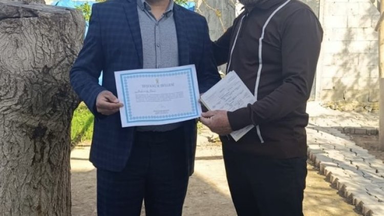 AK Parti Akçakale'de Yeni Üyeye Teşekkür Belgesi Verildi