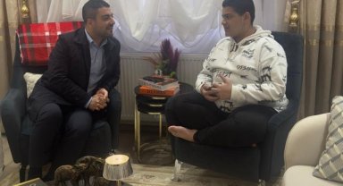 AK Parti Karaköprü Başkanı Orhan Çelik Otizm Farkındalık Günü'nde Özel Bir Çocukla Buluştu