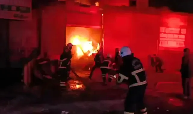 Alevler geceyi aydınlattı: Şanlıurfa’da hurdacı dükkanında yangın paniği!
