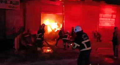 Alevler geceyi aydınlattı: Şanlıurfa’da hurdacı dükkanında yangın paniği!