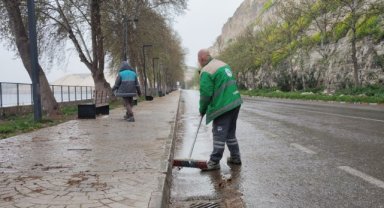 Birecik Belediyesi Ekipleri Yağışlara Karşı Sahada Çalışıyor
