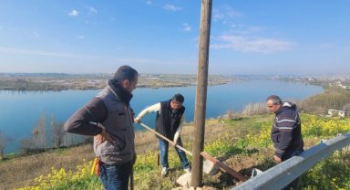 Birecik Belediyesi Kırsal Mahallelerde Elektrik Direklerini Güçlendiriyor