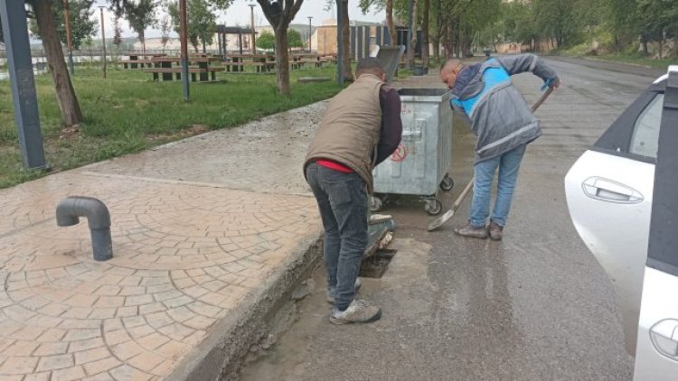 Birecik'te Fen İşleri Ekipleri Gece Mesaisinde Rögar ve Mazgal Temizliği Yapıyor