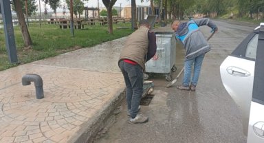 Birecik'te Fen İşleri Ekipleri Gece Mesaisinde Rögar ve Mazgal Temizliği Yapıyor