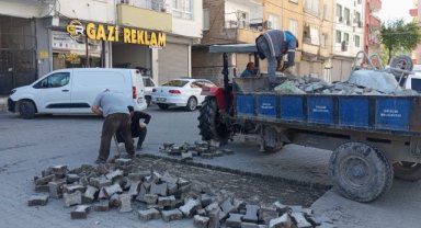 Birecik'te Kırsal Yollarda Kilit Taşı ve Asfalt Yama Çalışmaları Devam Ediyor