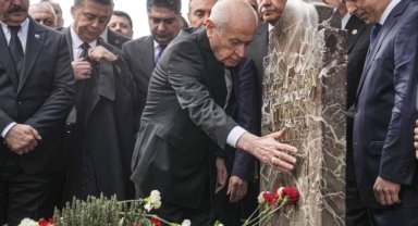 Devlet Bahçeli, Alparslan Türkeş'in Kabrini Ziyaret Etti