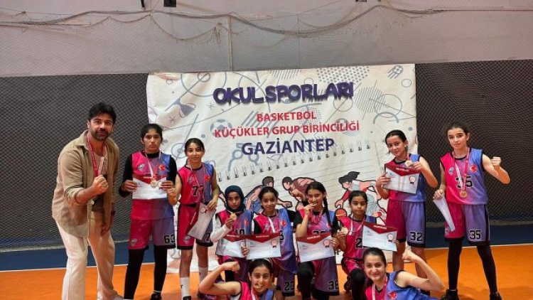 Eyyüp Göncü Ortaokulu'ndan Büyük Başarı: Türkiye Yarı Finallerine Yükseldiler