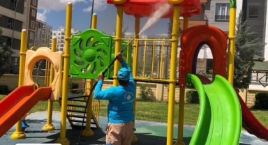 Haliliye'de Hijyen Seferberliği: Cadde ve Kaldırımlar Köpüklü Yıkama ile Temizleniyor